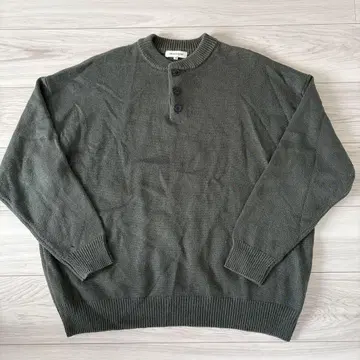 올리브 그린 버튼 니트