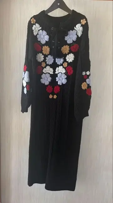 꽃무늬 자수 니트 원피스 블랙