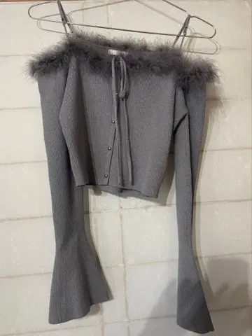 [ CHICO ] 퍼 오프숄더 디자인 니트