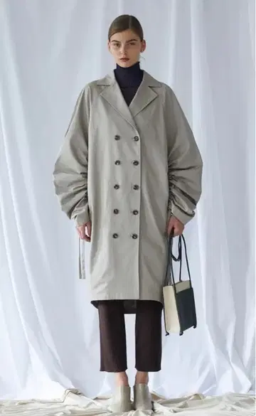 RIM.ARK 슬리브 개더 트렌치코트