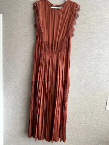 [ SNIDEL ] 브라운 프릴 플리츠 원피스