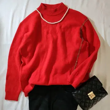 선명한 레드 쉽스 램스울 하이넥 풀오버 니트