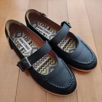 MINNETONKA 블랙 플랫슈즈