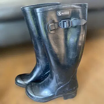 AIGLE 블랙 장화 버클 포함