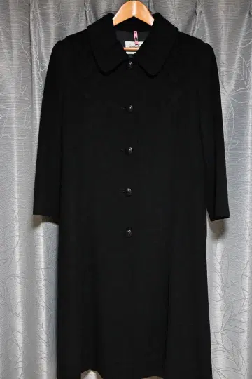 준 아시다의 블랙 롱 코트