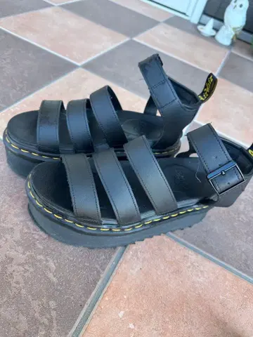 Dr. Martens 블랙 스트랩 샌들