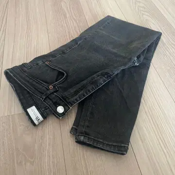 [ ZARA ] 자라 스키니 데님 스키니 청바지 스트레치 블랙 색상