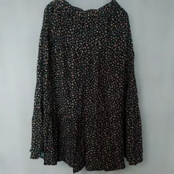 사만사 모스모스 티어드 플레어 스커트 블랙 베이스 꽃무늬