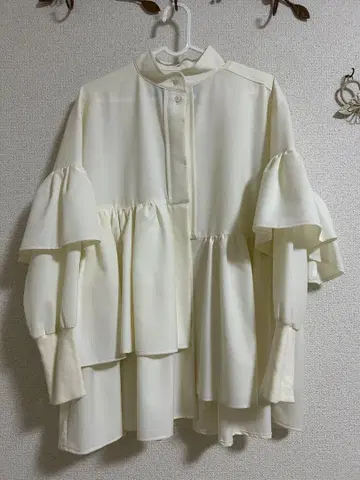 ICHI-PERCENT 아이보리 계열 프릴 긴팔 셔츠