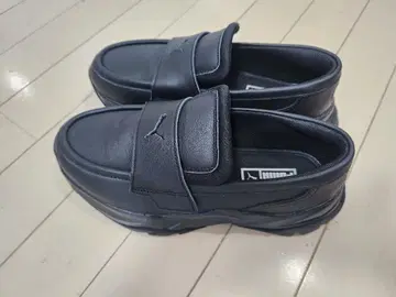 PUMA 블랙 스니커즈