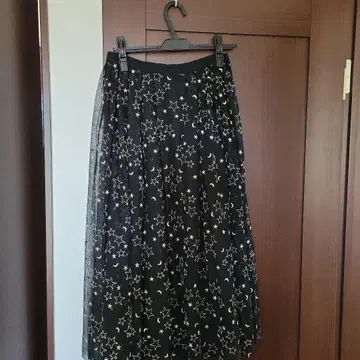 GraceClass 별과 달 자수 블랙 플레어 스커트