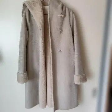 베이지 무스탕 코트 후드 부착