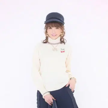 안도라부 체리 자수 터틀넥 니트