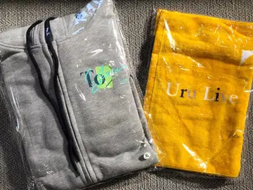 Uru의 그레이 후드 부착 후드티와 타월입니다.