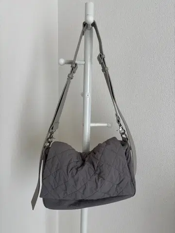 그레이 퀼팅 숄더백