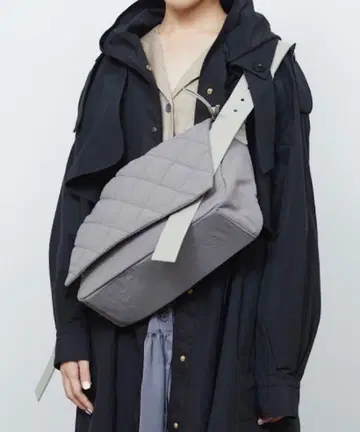 그레이 퀼팅 숄더백