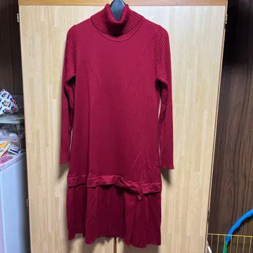 비스콘티 허리 리본 포함 터틀넥 니트 원피스