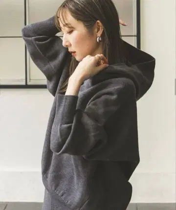 [ NOBLE ] 접결 턱 편직 후드 풀오버 그레이