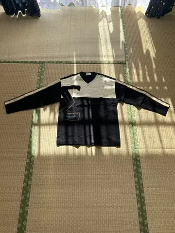 V넥 블랙 화이트 긴팔 니트 2 프린트 산타페 50 사이즈입니다.