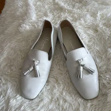 다이애나 화이트 가죽 태슬 로퍼