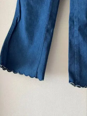 스캘럽 헴 블루 데님 팬츠 론 헤르만