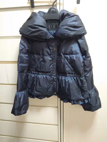 TO BE CHIC 프릴 다운 자켓 네이비