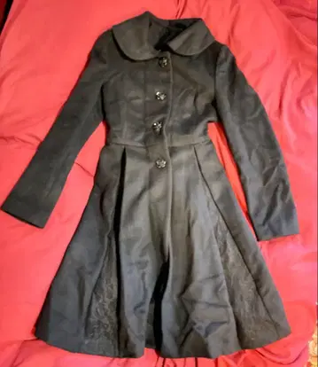 블랙 플레어 실루엣 장미 버튼 사이드 레이스 롱 코트