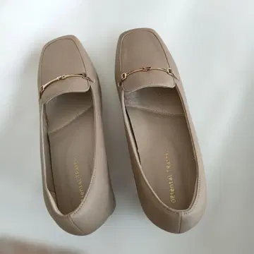 오리엔탈 트래픽 베이지 로퍼 중간 힐 금장 장식 포함