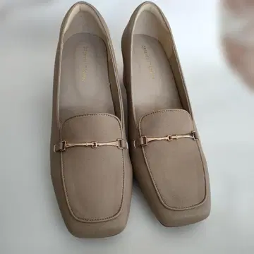 오리엔탈 트래픽 베이지 로퍼 중간 힐 금장 장식 포함 26cm