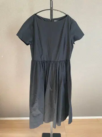 어반 리서치 블랙 반팔 플레어 원피스