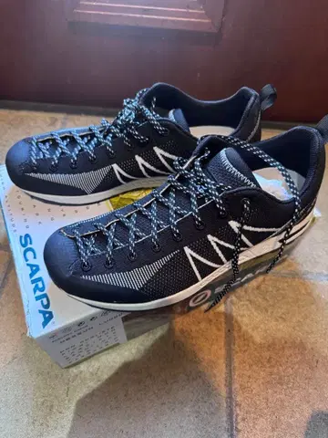 SCARPA 이구아나 스컬 블랙/화이트