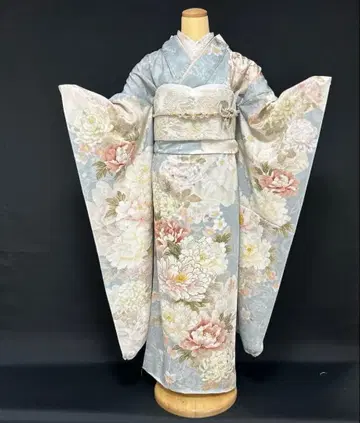 탁한 스카이블루 색상의 고급 모란과 국화 후리소데 풀세트