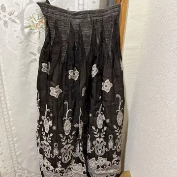 블랙 자수 플레어 스커트