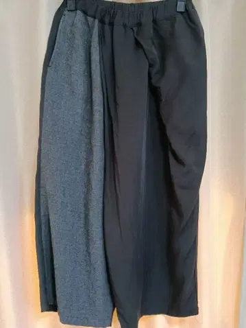 고무 와이드 팬츠 블랙과 그레이 콤비네이션