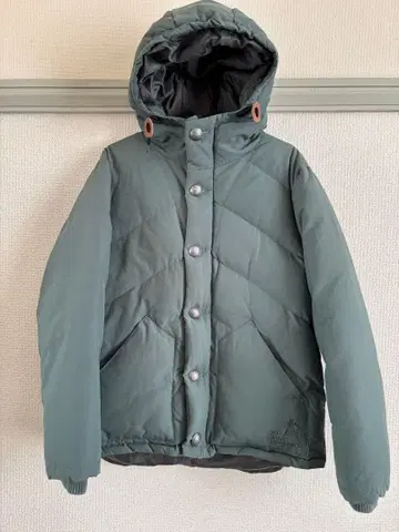 고 슬로우 카라반 후드 부착 다운 자켓