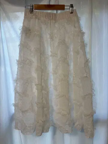 프릴 달린 화이트 롱 스커트