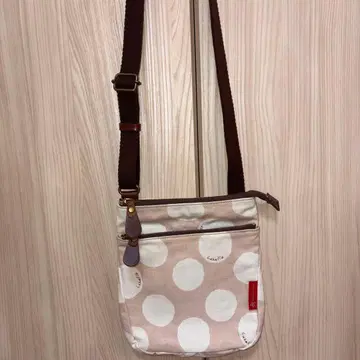 핑크와 화이트의 도트 무늬 숄더백