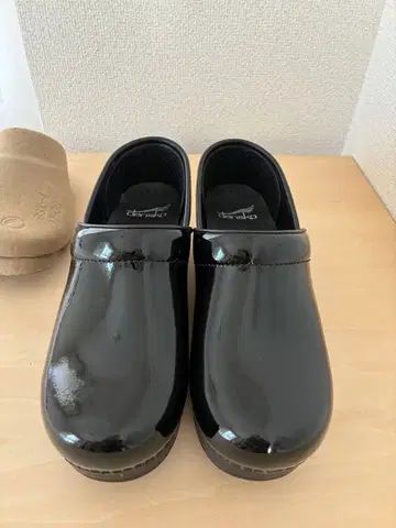 새상품 [ 단스코 ] 사보 샌들 (37) 프로페셔널 페이턴트 통굽 블랙