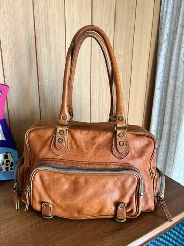 브라운 가죽 핸드백 지퍼 포켓 부착