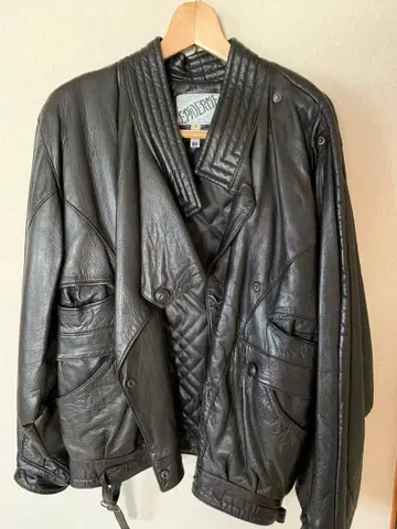 미사용 새상품이지만, 약 20년 전의 블랙 가죽 자켓입니다.