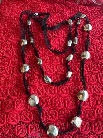 프랑스제 니스의 부티크 핸드메이드 레이스와 메탈 목걸이 새상품