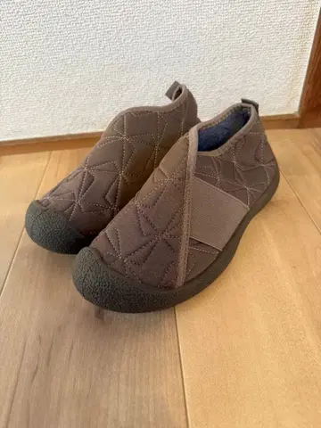 간호 실내 브라운 퀼팅 슬립온