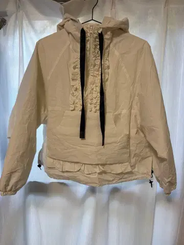 프릴 달린 화이트 풀오버