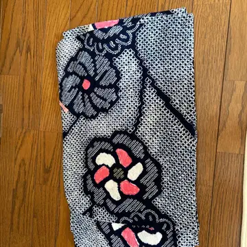 꽃무늬 네이비 유카타 쥐어짜기