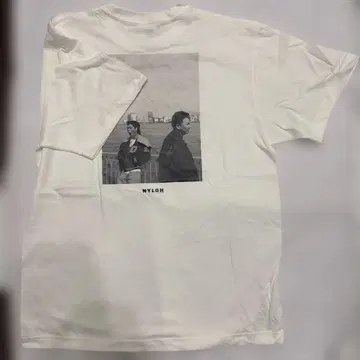 배터리즈 NYLON 티셔츠