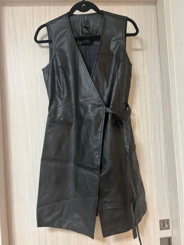 8BYYOOX 블랙 슬리브리스 가죽 코트