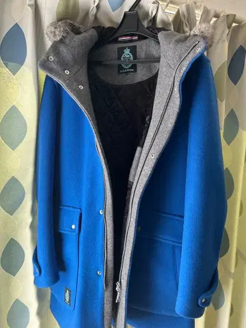 LOVELESS 파란 코트