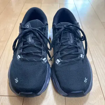 On Cloudflyer 블랙 러닝화