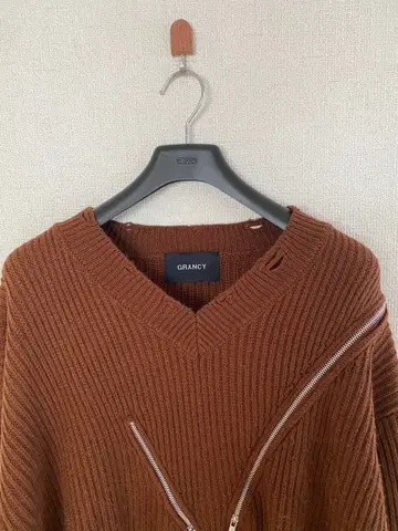 [ GRANCY ] 지퍼 디자인 비대칭 니트 브라운 M