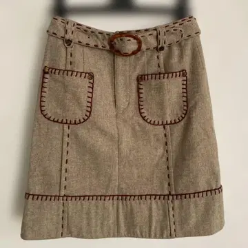 베이지 자수 디자인 미니 스커트